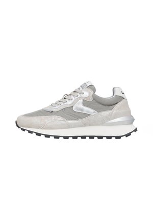 Sneaker con tomaia in suede e tessuto in tonalità di grigio, caratterizzate da una intersuola bianca, suola in gomma nera e dettagli argentati.