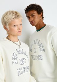 New Balance GRAPHIC CREW UNISEX - Mikina - sea salt