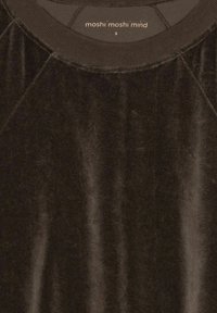 Svart sammets sweatshirt med rund halsringning, långa raglanärmar och en mjuk, slät textur. Etiketten läser "moshi moshi mind", storlek liten.
