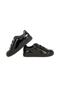 Un paio di sneakers nere lucide a bassa altezza con tre strisce in velcro, esposte su uno sfondo bianco.