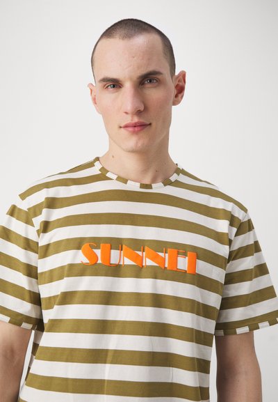 Olivengrønn og hvit stripete t-skjorte med oransje brodert "SUNNEI"-logo. Korte ermer og rund hals med ribbet kant.