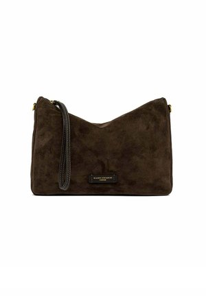 Sac à main en nubuck marron avec un design incurvé, fermeture éclair et une sangle de poignet en cuir noir. Présente une plaque logo sur le devant.