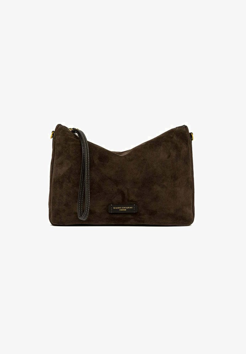 Borsa a mano in suede marrone con design curvo, chiusura a zip e un manico in pelle nera. Presenta una placca con logo sul davanti.