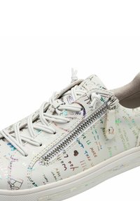 Weiße Ledersneaker mit handgeschriebenem, mehrfarbigem Text und Designs, seitlichem Reißverschluss für zusätzliche Details und einer strukturierten Gummisohle.