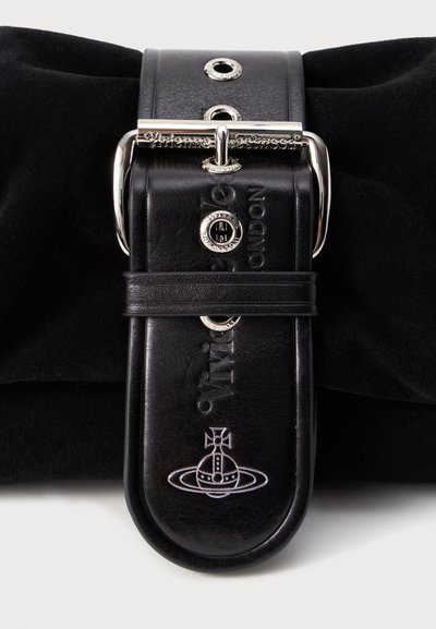 Cinto de couro preto com fivela e acessórios de metal prateado. Apresenta um logotipo em relevo, rebites decorativos e um emblema circular com design planetário.