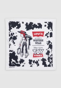 Bílé bandano s designem kravského potisku, na kterém je grafika postavy z Toy Story, a červeným a černým brandingem Levi's.