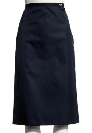 Jupe bleu marine foncé longueur genou avec une coupe droite et une fine ceinture noire présentant un petit logo blanc sur le côté droit.