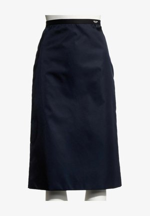 Jupe bleu marine foncé longueur genou avec une coupe droite et une fine ceinture noire présentant un petit logo blanc sur le côté droit.