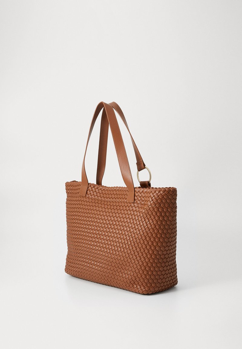 Braune gewebte Leder-Shoppingtasche mit zwei langen Henkeln und rechteckiger Form. Glatte Textur mit einem minimalistischen Design und ohne sichtbare Beschläge.