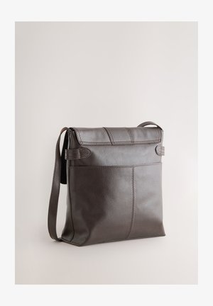 Smeđa kožna torba za dostavu s teksturiranom površinom, preklopnim poklopcem, naramenicom i suptilnim ukrasnim šavovima.