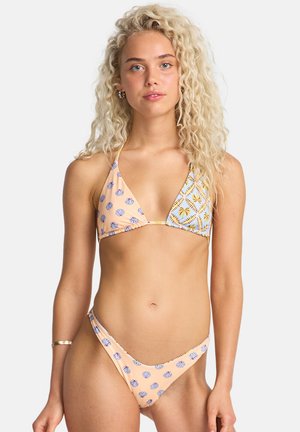 Bikinisæt med en trekantet top, der har et lyserødt mønster af muslinger og et gult palmebladsmotiv. Bunddelen er matchende lyserød med muslingetryk.