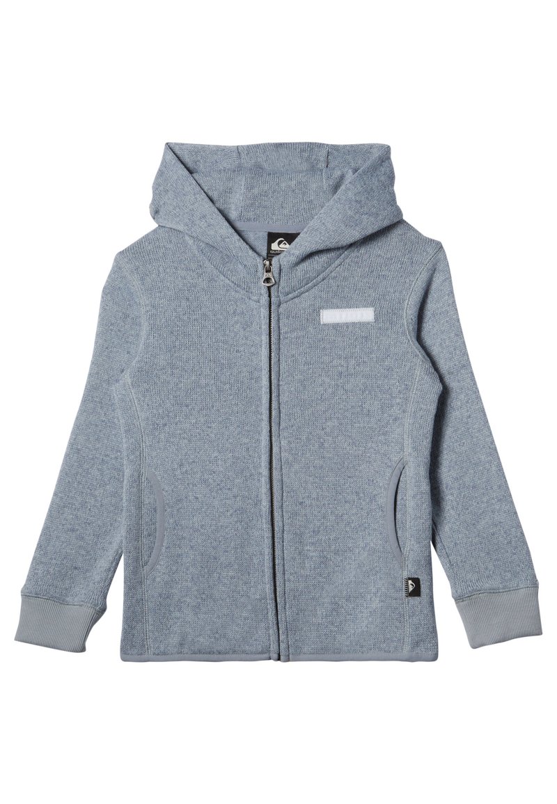Sudadera con cremallera gris hecha de tela texturizada, con capucha, bolsillos laterales, puños acanalados y un pequeño parche con el logo en el lado izquierdo del pecho.