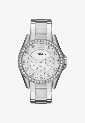 Montre-bracelet argentée Fossil avec lunette sertie de cristaux, trois sous-cadrans pour le jour, la date, l'heure sur 24 heures et un bracelet à maillons en métal.