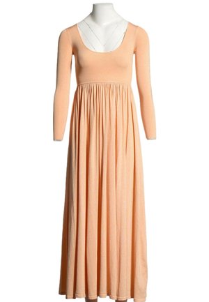 Robe longue couleur pêche avec manches longues, corsage ajusté, encolure dégagée et jupe fluide plissée sur un mannequin blanc.