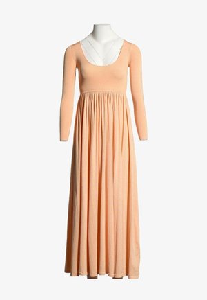 Robe longue couleur pêche avec manches longues, corsage ajusté, encolure dégagée et jupe fluide plissée sur un mannequin blanc.
