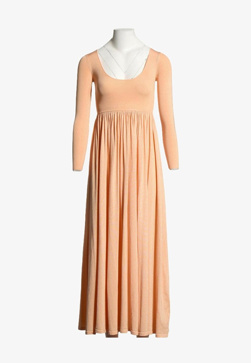 Robe longue couleur pêche avec manches longues, corsage ajusté, encolure dégagée et jupe fluide plissée sur un mannequin blanc.