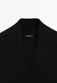 Černý pletený cardigan s hlubokým výstřihem do V a žebrovanou texturou. Obsahuje štítek s názvem "Massimo Dutti" umístěný uvnitř límce.