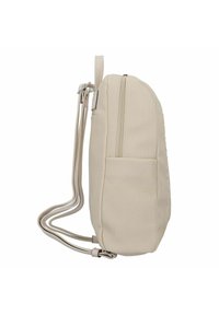 Borsa a tracolla beige realizzata in tessuto texturizzato, con chiusura a zip e una tasca laterale. Spallacci regolabili fissati con accessori in metallo.
