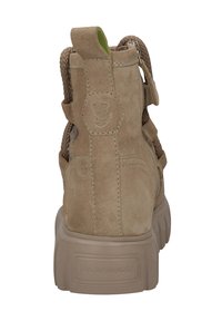 Beez suede säärebootsid kummist tallaga, millel on tekstuuriga külgpaneel, tõmbeosa ja logo aktsent taga.