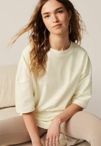 Next OVERSIZED LONGLINE - REGULAR FIT - Marškinėliai su spaudiniu - ecru white
