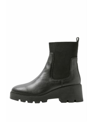 Bottine noire en cuir avec talon épais, panneau latéral élastique et languette de tirage sur fond blanc.