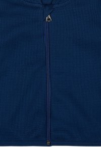 Giacca navy con zip in tessuto strutturato, caratterizzata da una chiusura centrale con zip e un tirante in tonalità argentata, e motivo a maglia a coste su tutta la superficie.
