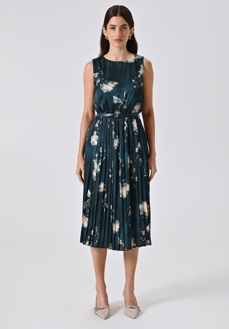 Blumenkleid in dunklem Teal aus Satin mit Rundhalsausschnitt und tailliertem Design. Mit hellcremefarbenen Blumenmustern und glatter Oberfläche.