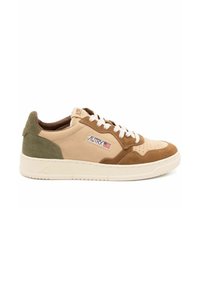 Beige og brun ruskinds sneaker med hvide snørebånd, der har en polstret pløs, teksturerede detaljer og et logo-patch på siden.
