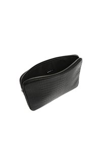 Crna clutch torbica od kože s uzorkom krokodila, sa zatvaranjem na cipku, koja ima mekanu unutrašnjost od tkanine, pravokutni oblik i glatku teksturu.