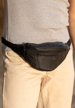 Gusti Leder, LORI - Sac banane - schwarz