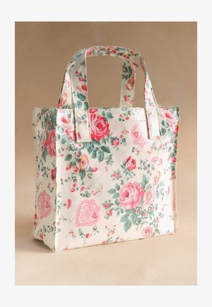 Pieni suorakaiteen muotoinen kangaskassi, jossa on kaksi kantokahvaa. Se on koristeltu vaalealla pohjalla vaaleanpunaisilla ja punaisilla ruusuilla, vihreillä lehdillä ja vaaleanpunaisilla sydänkuvioilla.