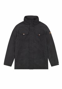 Chaqueta impermeable negra con un cuello alto, cremallera frontal, dos bolsillos en el pecho y bolsillos laterales. Presenta acentos metálicos y un diseño aerodinámico.