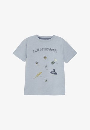 Lyseblå kortærmet t-shirt med forskellige illustrerede insekter og dyr, med teksten "EXPLORERS GUIDE" i sort.
