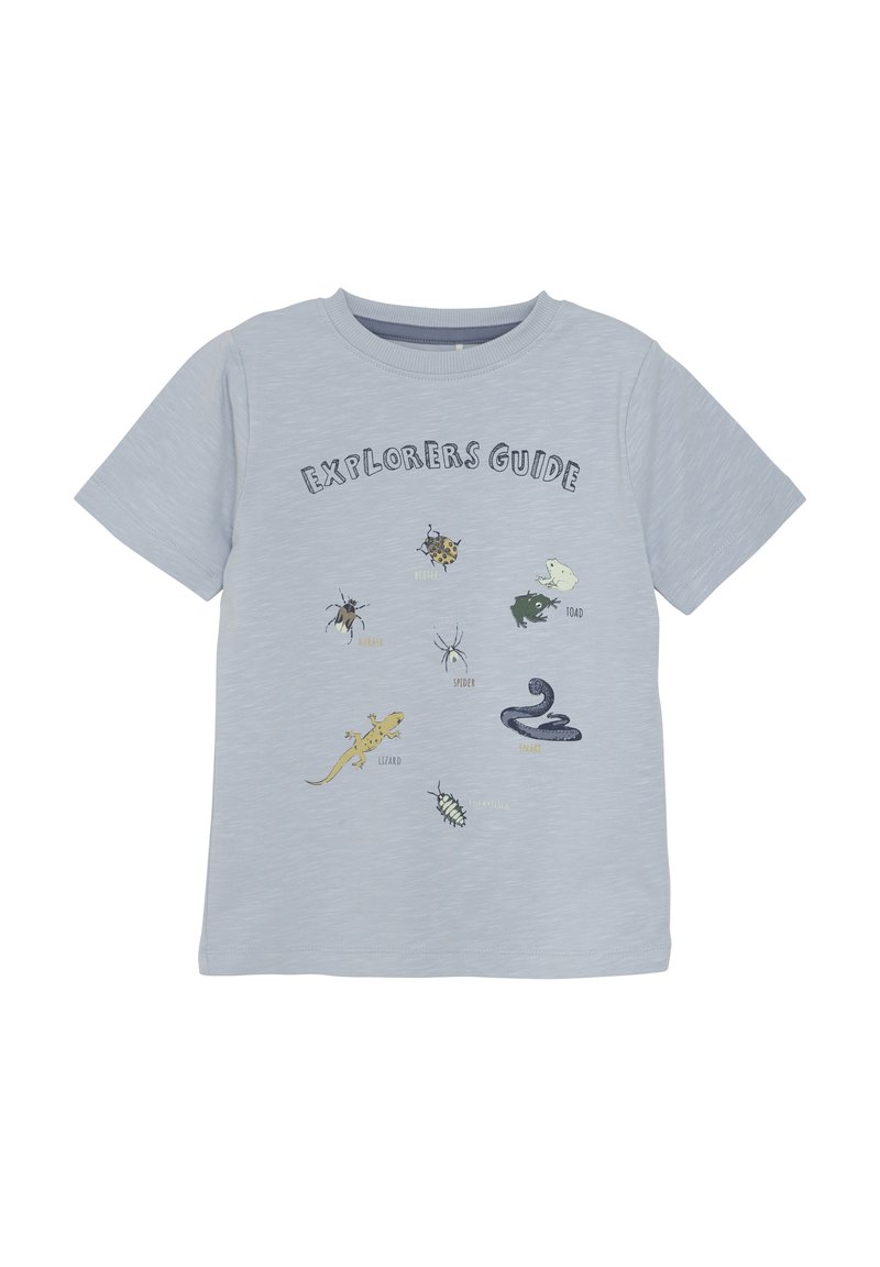 Helles blaues T-Shirt mit kurzen Ärmeln, auf dem verschiedene illustrierte Insekten und Tiere abgebildet sind, mit dem Text "EXPLORERS GUIDE" in Schwarz.