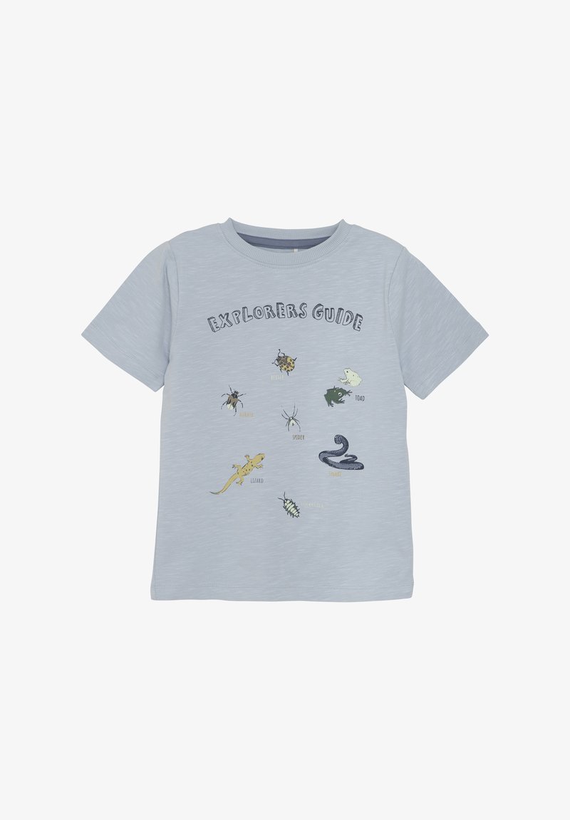 Jasnoniebieska koszulka z krótkim rękawem z rysunkami różnych owadów i zwierząt, z napisem "PRZEWODNIK PO ODKRYCIACH" na czarnym tle.