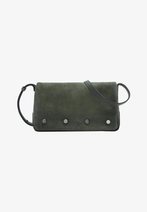 Borsa a tracolla in suede verde con forma rettangolare, dotata di una tracolla removibile e tre borchie metalliche sul fronte.