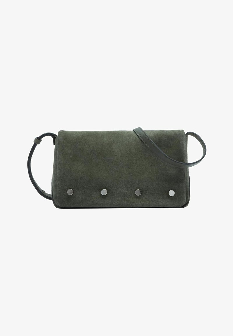 Borsa a tracolla in suede verde con forma rettangolare, dotata di una tracolla removibile e tre borchie metalliche sul fronte.