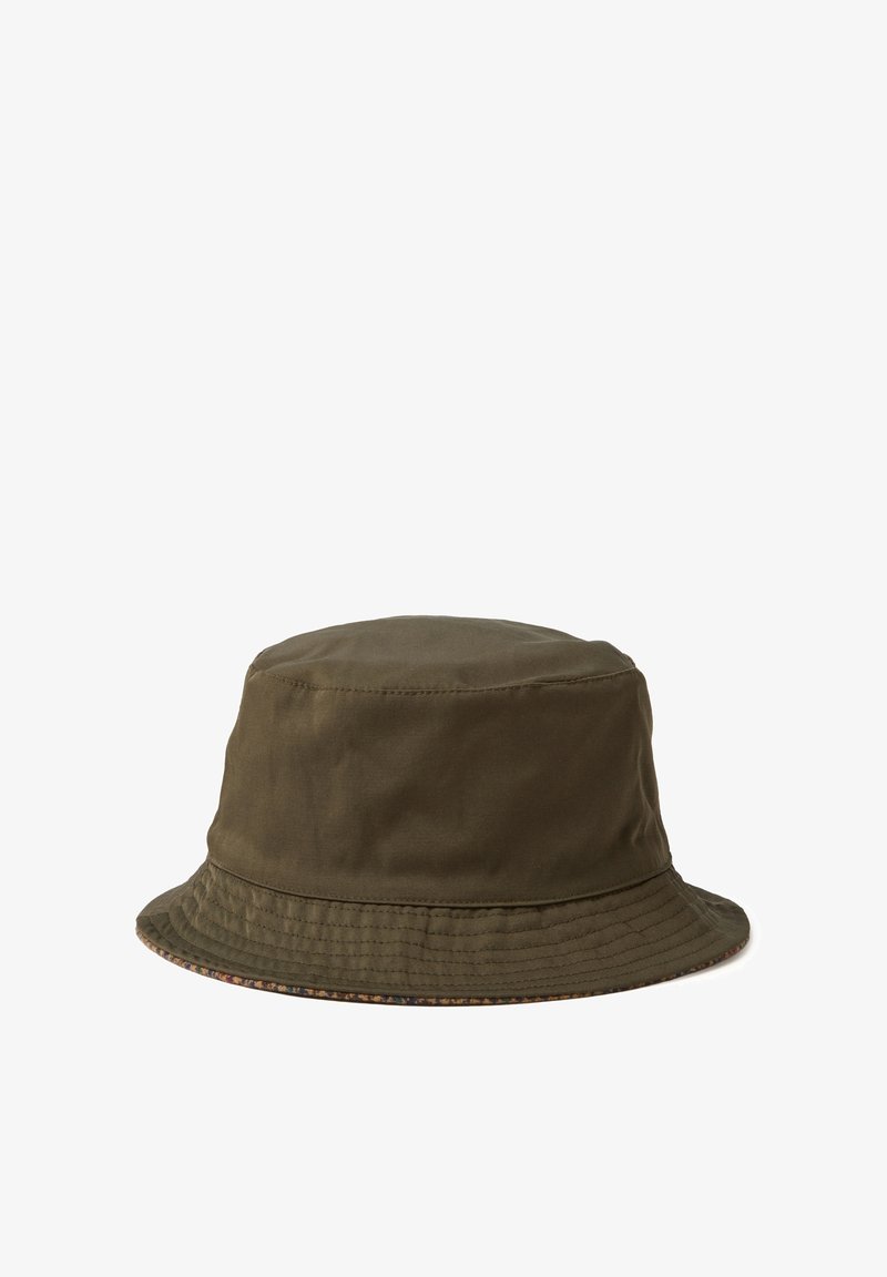 Gorra de cubo verde oliva con una textura suave y lisa y un ala ancha y flexible. Incluye un borde con un diseño a lo largo del borde.