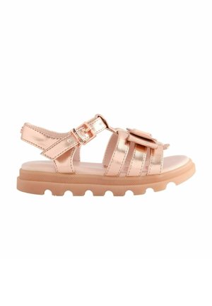 Rosen-guld sandaler med flere stropper, en stor sløjfedetalje, og en gummisål med struktureret greb. Justerbar spænde lukning inkluderet.