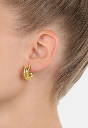 Goldene Creolen mit einer glatten, glänzenden Oberfläche. Das Design weist eine abgerundete Form auf und hat einen kleinen offenen Abschnitt für zusätzliche Details.