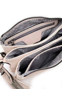 Borsa in pelle rosa chiaro con finitura testurizzata, dotata di molteplici scomparti, fodera interna grigia con motivo di testo e chiusura con zip.