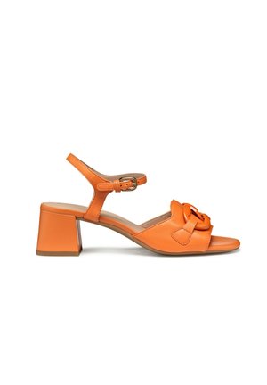 Sandal in pelle arancione con tacco a blocco, punta aperta e cinturino alla caviglia regolabile. Presenta un dettaglio decorativo a nodo sulla parte frontale.