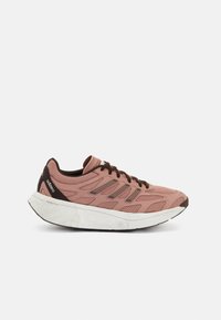Chaussure de course rose clair avec une tige en maille respirante, accents marron, et une semelle blanche texturée avec un design en mousse tourbillonnante.