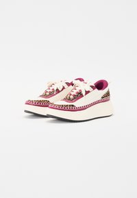 Mehrfarbige Sneakers mit einem geflochtenen Obermaterial und Leopardenmuster-Akzenten, einer dicken weißen Zwischensohle und rosa Schnürsenkeln zum Befestigen.