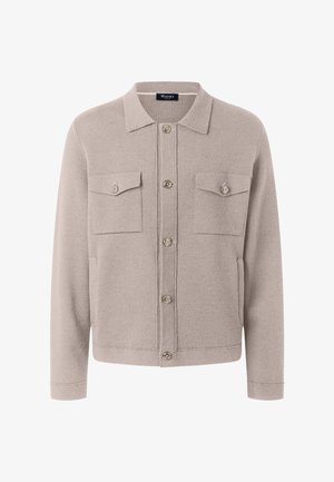 Beige Jacke mit Knöpfen, zwei Brustklappentaschen, langen Ärmeln und klassischem Kragen, gefertigt aus strukturiertem Stoff.