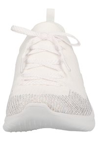 Chaussure de sport blanche en tricot avec bout texturé, fermeture à lacets et languette à l'arrière, vue de face.