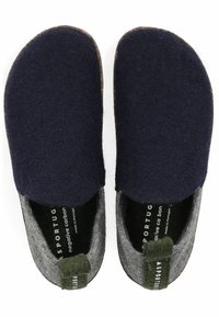 Plstěné pantofle s tmavě modrým svrškem a šedou spodní částí, se zelenými textilními prvky a strukturovanou korkovou podešví.