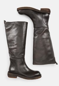 Botas de cuero marrón hasta la rodilla con un acabado brillante, punta redonda, tacón bajo en bloque y sutiles acentos laterales. Textura suave y diseño elegante.