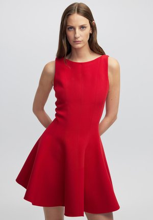 Rotes ärmelloses Kleid aus einem glatten, strukturierten Stoff. Verfügt über ein tailliertes Oberteil und einen ausgestellt Rock mit vertikalen Nähten und einem runden Ausschnitt.
