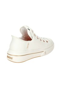 Weiße Sneaker mit einem glatten Leder-Obermaterial, gepolstertem Schaft, rosegoldenen Ösen und einer strukturierten Gummisohle mit einem goldenen Akzentstreifen.